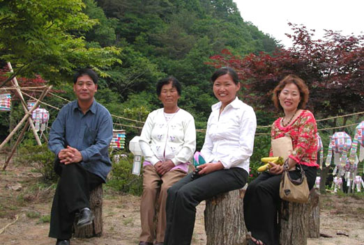 부처님 오신날, 모후산 시적암에서 .왼쪽부터 필자,어머니,정동순, 아내. 